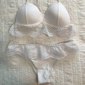 Lace detailed bikini